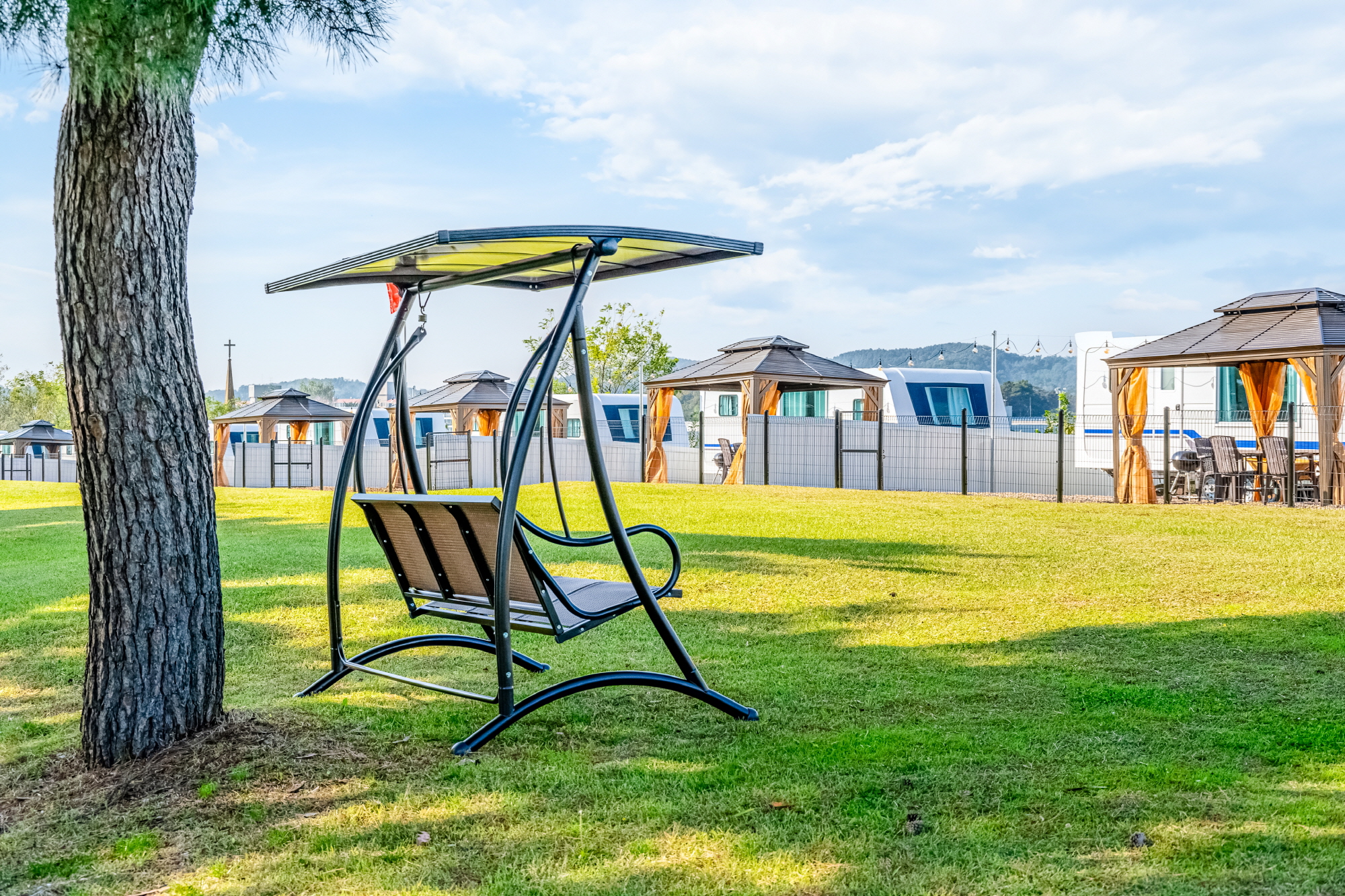 넓게 펼쳐진 잔디 정원